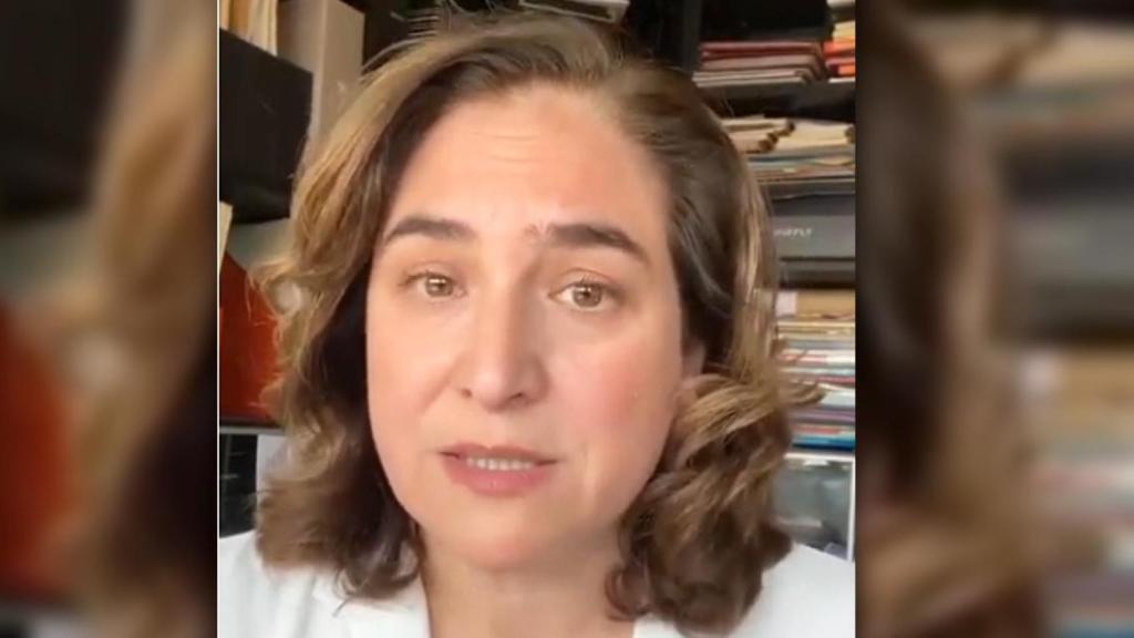 Ada Colau, alcaldesa de Barcelona, desde su aislamiento por coronavirus en su casa / CG