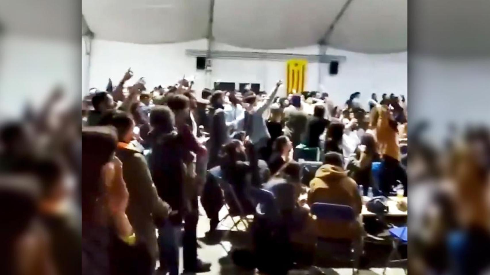 Imagen del momento de los insultos a España en la carpa de la fiesta mayor de la Nit de Reines de Vilanova i la Geltrú / CG