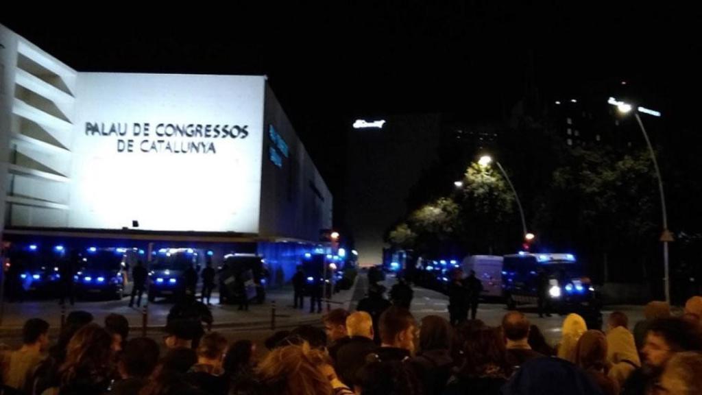 Manifestantes independentistas ante el cordón policial en el Palau de Congressos de Catalunya / CDR
