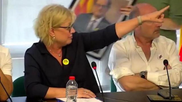 Susagna Riera (Junts per Catalunya), alcaldesa de Santa Coloma de Farners, en el momento en que la hermana de Quim Torra retira la foto del 'president' / CG
