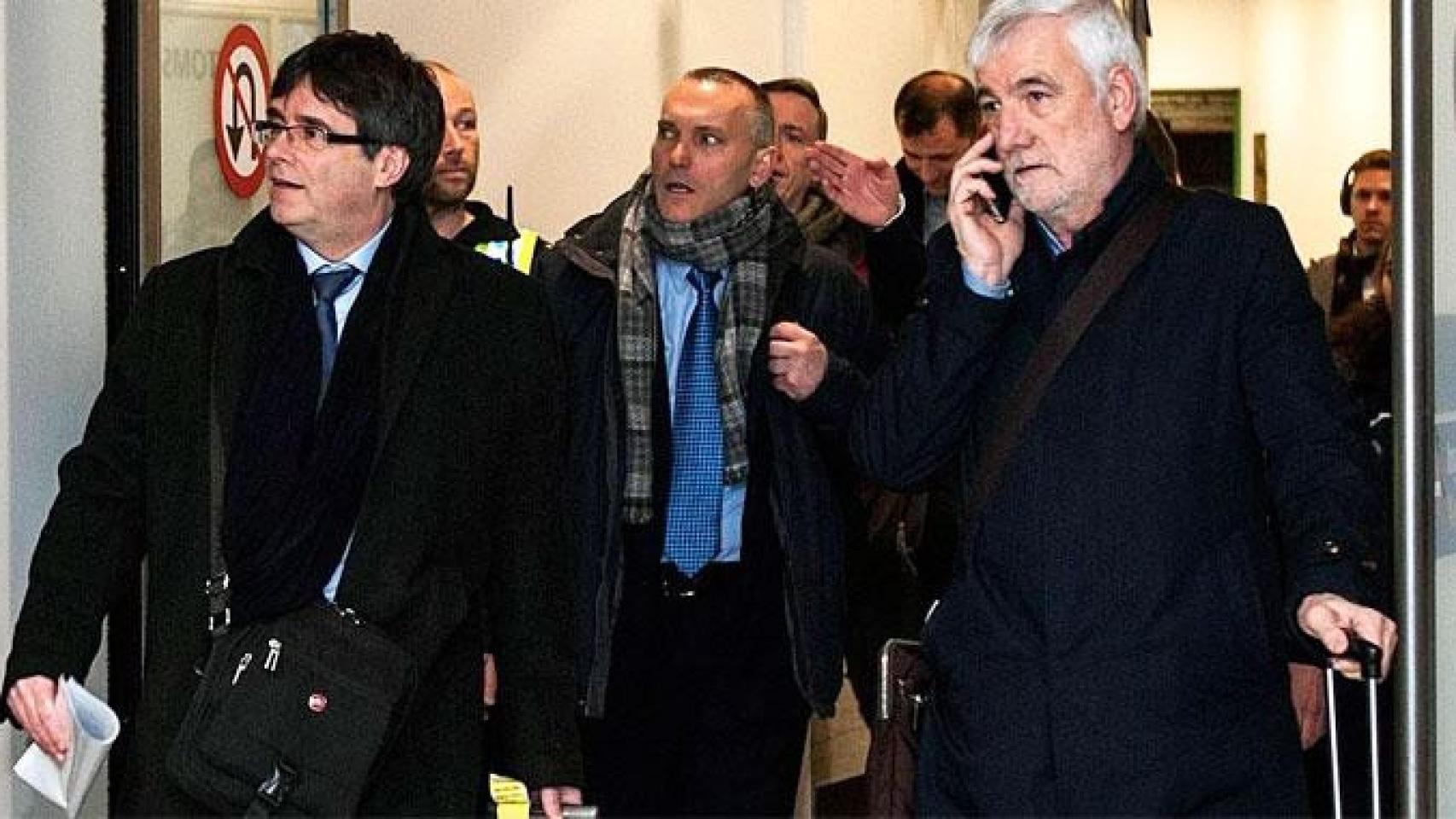 Carles Puigdemont (i), expresidente catalán huido, con Josep Maria Matamala (d), empresario y su confidente / CG