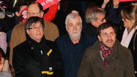 Puigdemont (i), expresidente catalán prófugo, con Matamala (c) y el exconseller Comín, en un acto público / EFE
