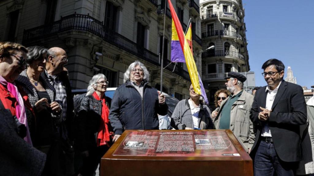Gerardo Pisarello (d), 'número dos' de Colau, en la inauguración de la placa contra la represión / AJ.BCN