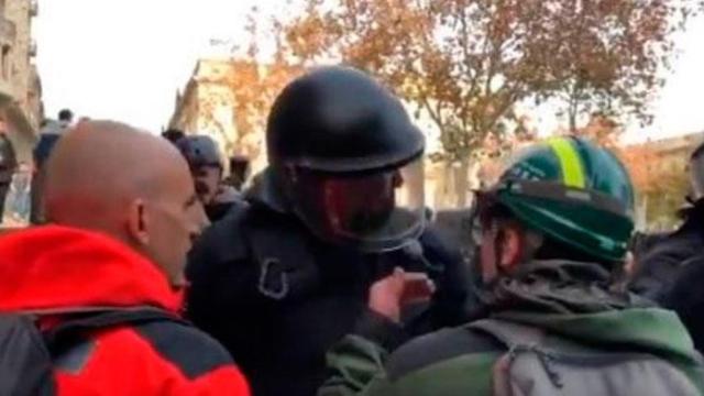 Imagen del agente de los mossos que pronunció la ya famosa frase 'La república no existe, idiota' / CG