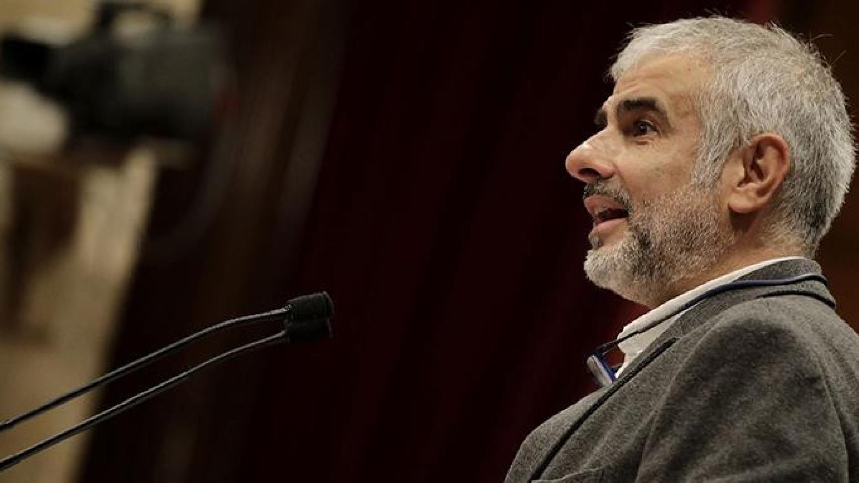 El portavoz de Ciudadanos, Carlos Carrizosa, en el Parlament, donde ha pedido explicaciones a Quim Torra por sus relaciones con los CDR / CG