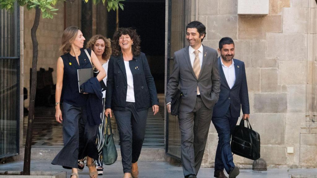 Chakir El Homrani (a la derecha), dirigiéndose a la reunión semanal del Govern junto a otros 'consellers' el día después de la Diada / EFE