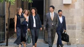 Chakir El Homrani (a la derecha), dirigiéndose a la reunión semanal del Govern junto a otros 'consellers' el día después de la Diada / EFE