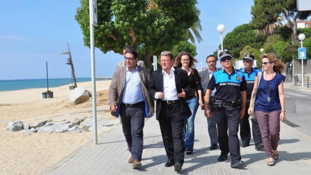 Miquel Àngel Martínez (c) junto al delegado de la Generalitat en Barcelona, Miquel Àngel Escobar (i)