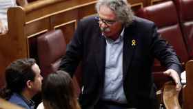 JoanTardà, de ERC, conversando con el líder de Podemos, Pablo Iglesias, durante la sesión de control al Gobierno en el Congreso / EFE