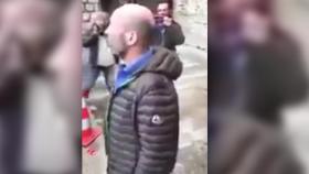 Imagen del legionario, que permanece impávido ante los insultos de los independentistas mientras retira lazos amarillos / CG