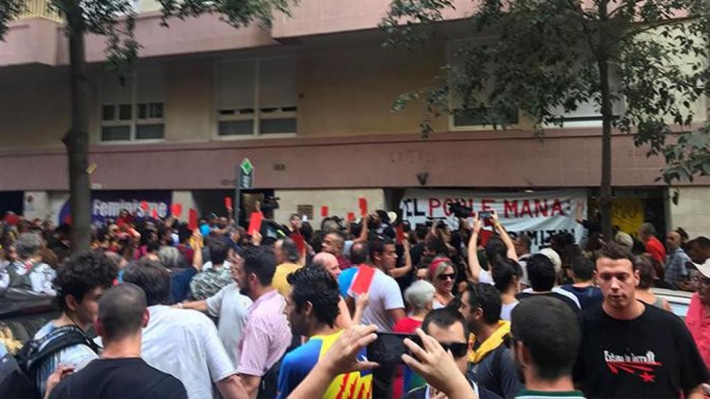 Los CDR rodean la sede de la CUP, en la calle Casp de Barcelona, y muestran tarjetas rojas al autonomismo / CG