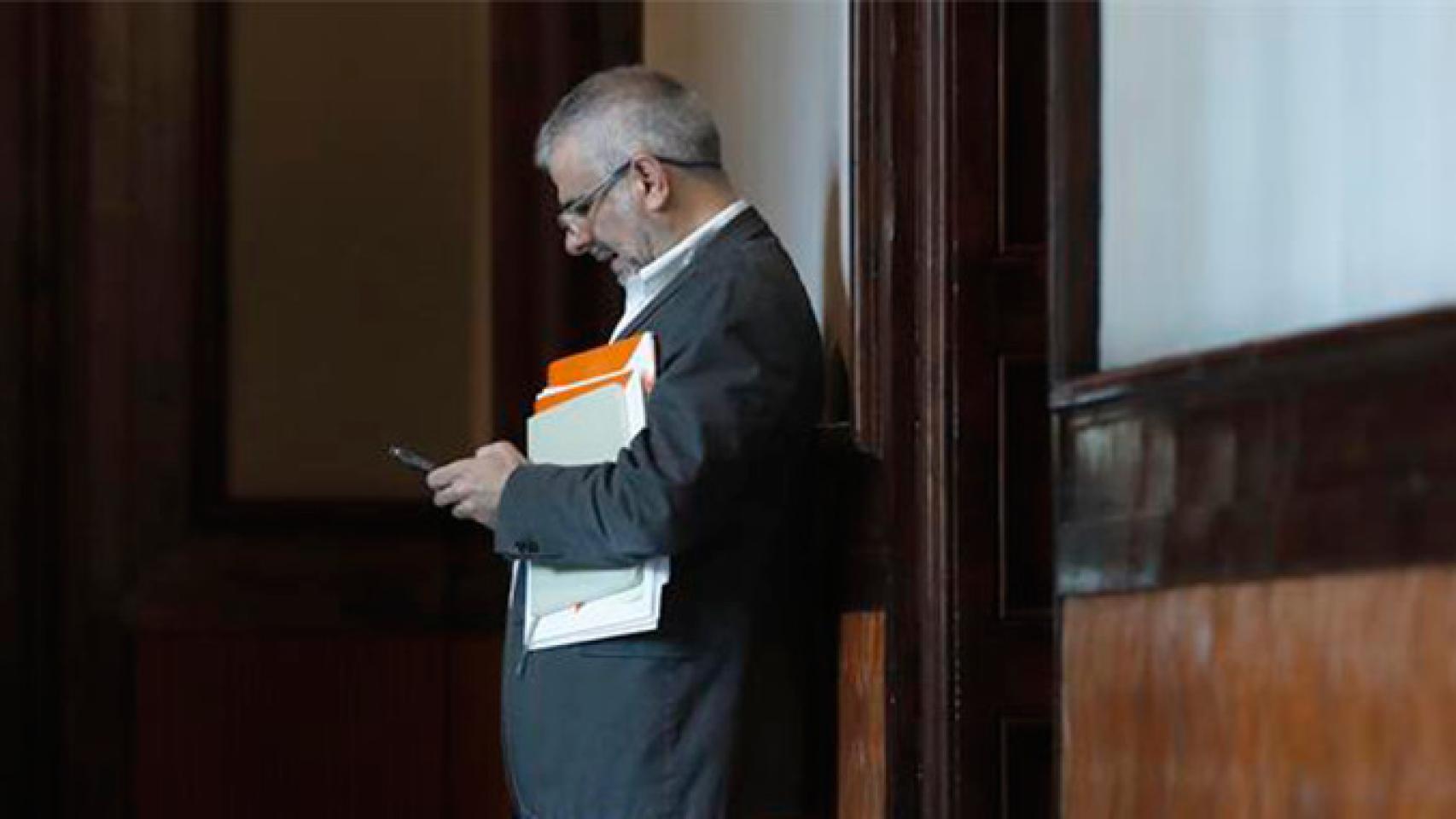 El diputado de Ciudadanos Carlos Carrizosa consulta su móvil / EFE