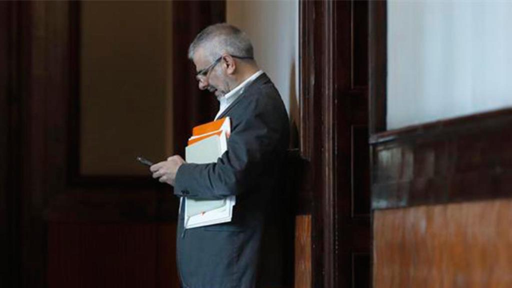 El diputado de Ciudadanos Carlos Carrizosa consulta su móvil / EFE
