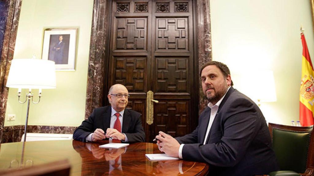 El ministro de Hacienda, Cristóbal Montoro, y el vicepresidente de la Generalitat, Oriol Junqueras, en una imagen de archivo / EFE