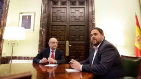El ministro de Hacienda, Cristóbal Montoro, y el vicepresidente de la Generalitat, Oriol Junqueras, en una imagen de archivo / EFE