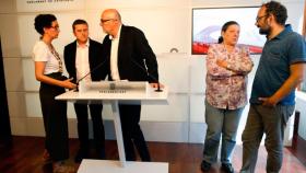 Benet Salellas (5d), junto a la diputada de la CUP Gabriela Serra y los electos de JxSí Marta Rovira (i), Jordi Orobitg (2i) y Lluís Corominas (3i) / EFE