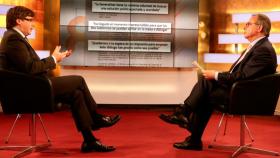 El presidente de la Generalitat, Carles Puigdemont, y el periodista Josep Cunín en 8tv / EUROPA PRESS