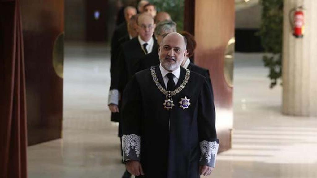 El presidente del Tribunal Constitucional, Francisco Pérez de los Cobos, a su llegada al acto de toma de posesión de los cuatro nuevos magistrados del TC, Cándido Conde-Pumpido, Alfredo Montoya, María Luisa Balaguer y Ricardo Enríquez / EFE