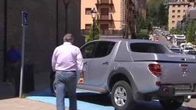 Luis Bárcenas se dirige a su todoterreno aparcado en una zona para minusválidos. / TV3