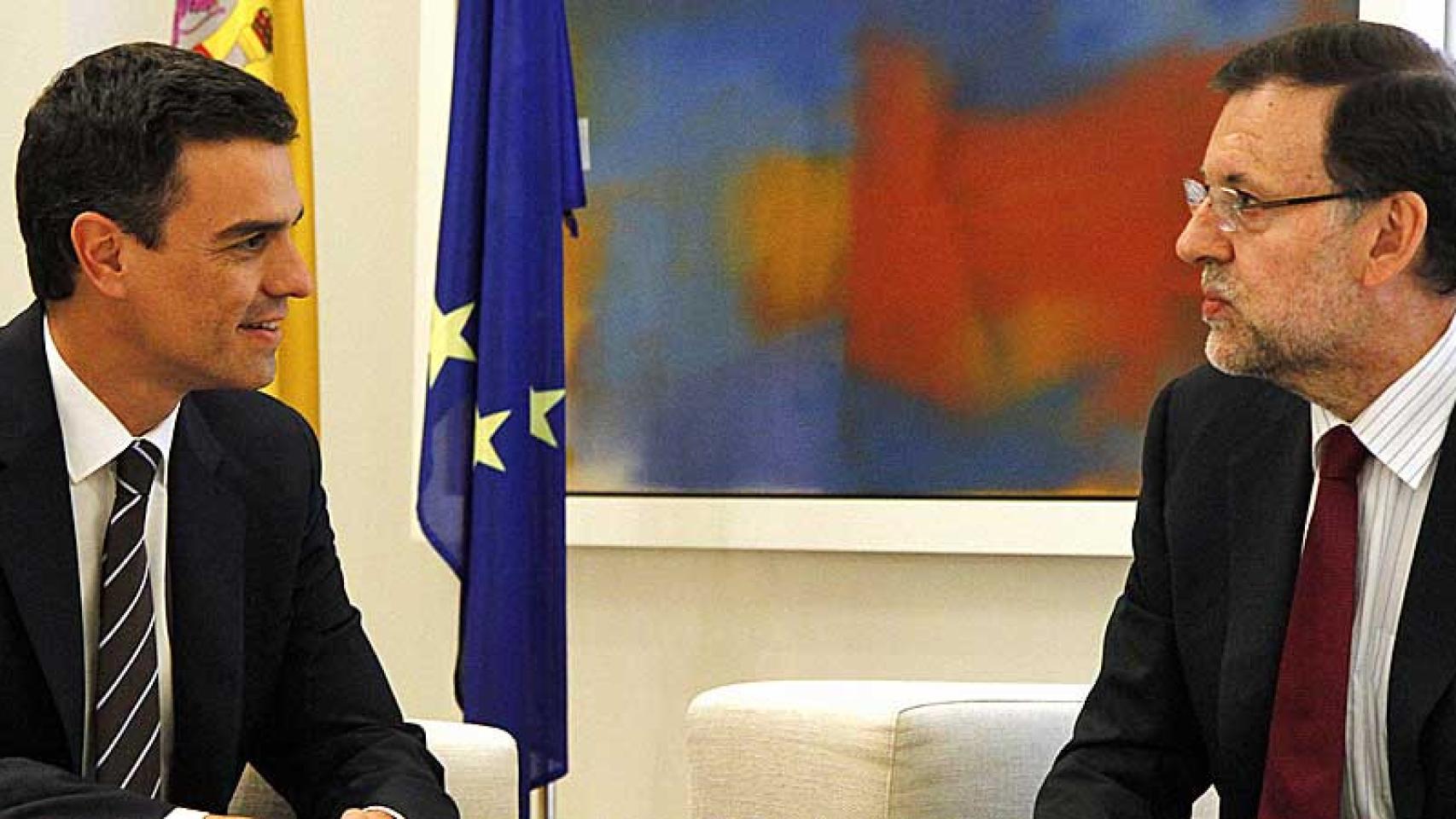 El líder del PSOE, Pedro Sánchez, y el presidente del Gobierno, Mariano Rajoy, durante un encuentro en La Moncloa