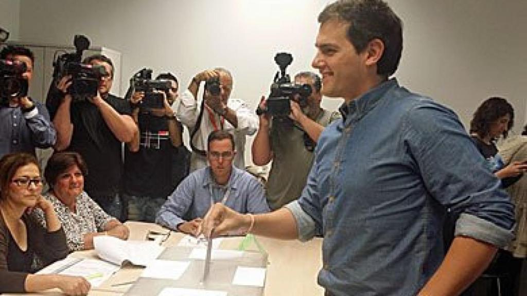 El líder de Ciudadanos, Albert Rivera, en el momento de votar en su colegio electoral