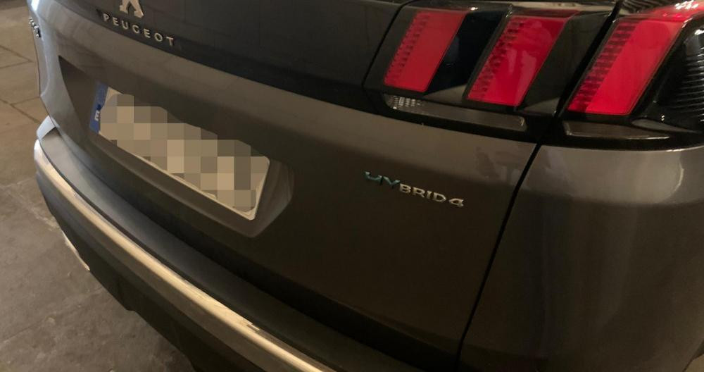 Detalle del nuevo coche oficial semieléctrico de Ada Colau en Barcelona / CG