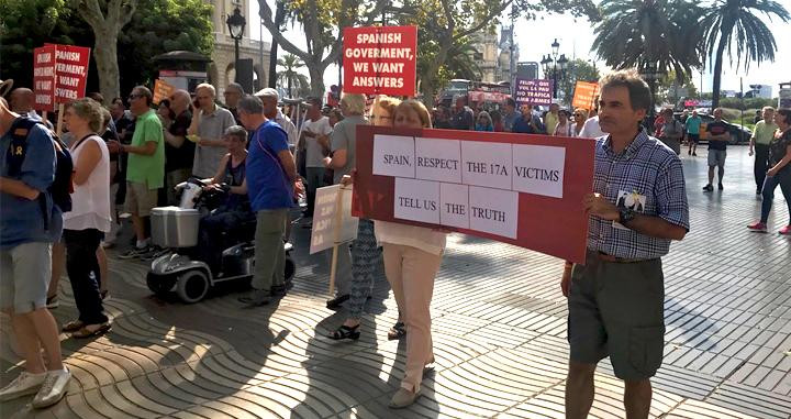 Los participantes en la manifestación de los CDR en el 17A en las Ramblas de Barcelona / CG