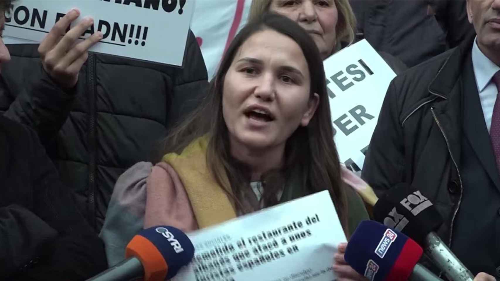 La hermana de Saimir Sula en una manifestación en Albania para reclamar una investigación sobre el desaparición del corazón