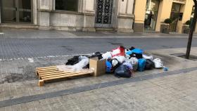 Bolsas basura en una calle Lleida, fuera del contenedor / EUROPA PRESS