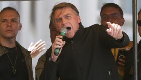 El presidente de Brasil, Jair Bolsonaro, habla a sus simpatizantes durante el primer acto de campaña del mandatario de cara a las elecciones presidenciales del 2 de octubre, hoy, en Juiz de Fora (Brasil) / EFE - ANDRE COELHO