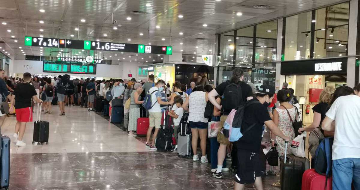 Caos en la estación de Sants por la interrupción del AVE debido a un robo de material ferroviario / CG