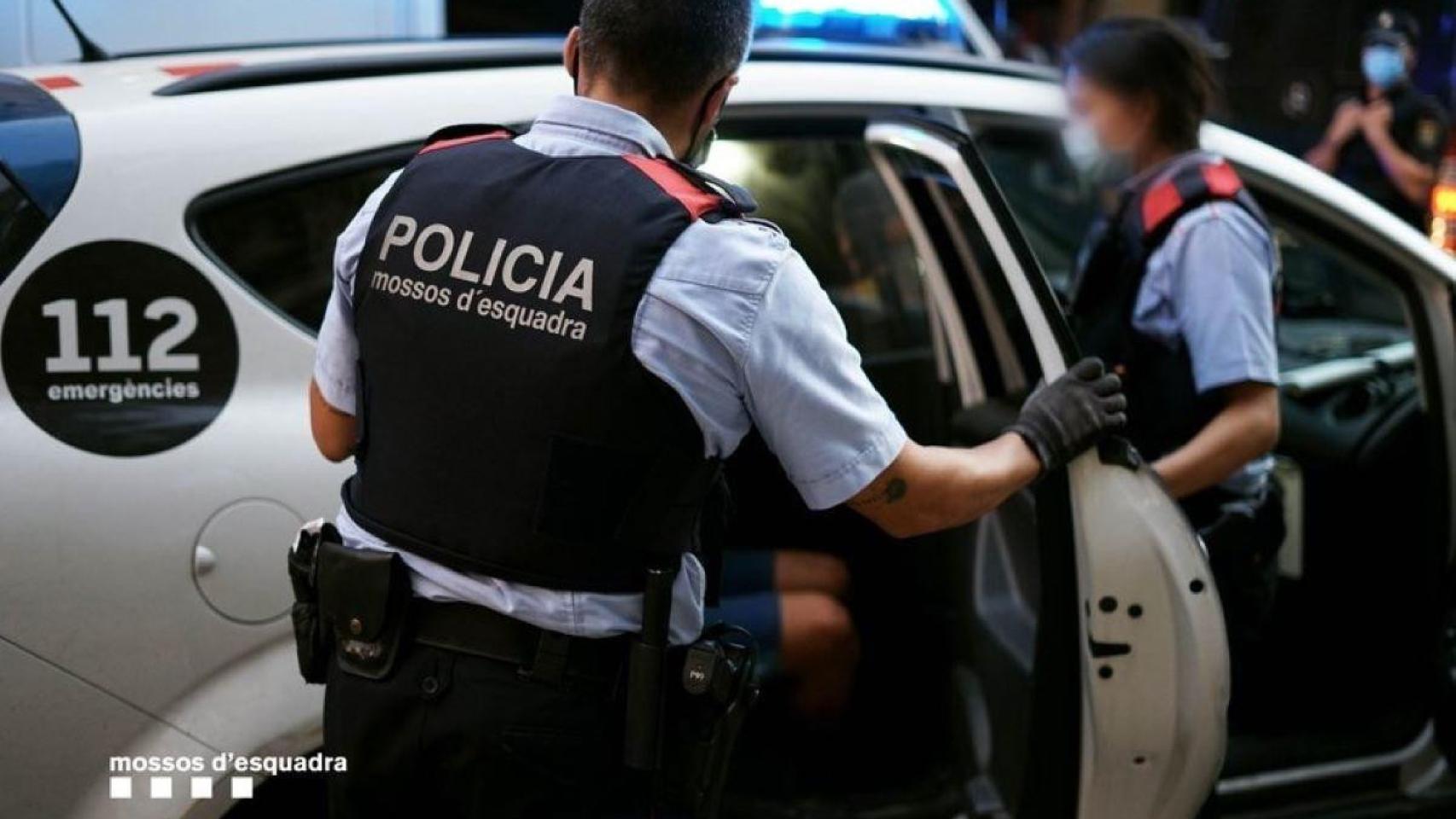 Agentes de los Mossos se llevan a detenidos / MOSSOS D'ESQUADRA