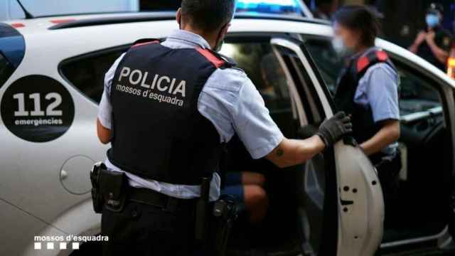 Agentes de los Mossos se llevan a detenidos / MOSSOS D'ESQUADRA