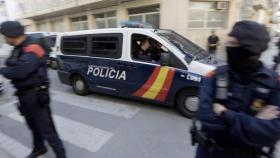 Una furgoneta de la Policía Nacional sale de un hotel de Pineda de Mar donde se alojaban agentes del cuerpo desplazados a Cataluña por el 1-O / EFE
