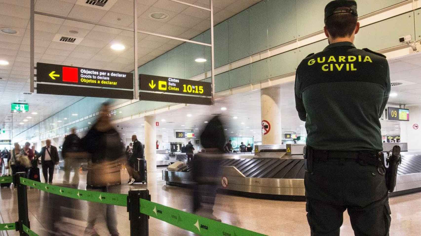 Un agente de la Guardia Civil, vigilando la zona de pasajeros del aeropuerto de El Prat de Barcelona