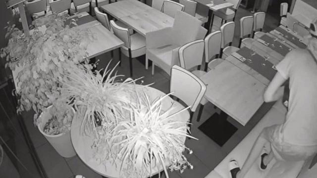 La cámara de vigilancia del primer establecimiento grabó al primero de los detenidos por robo en Segur de Calafell (Tarragona), que ha ingresado en prisión / MOSSOS D'ESQUADRA