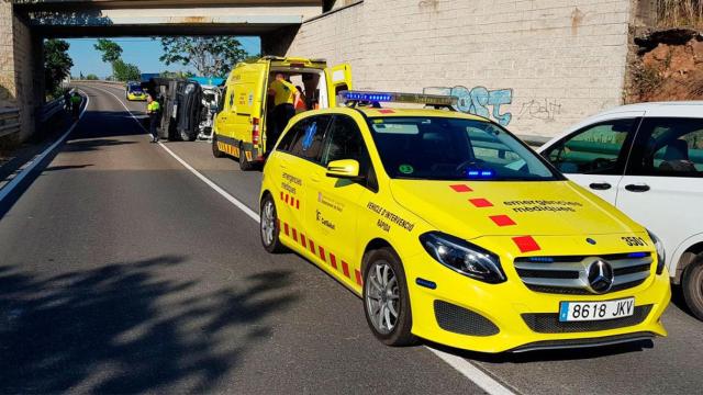 Vehículos sanitarios del SEM durante una intervención en un accidente / CG