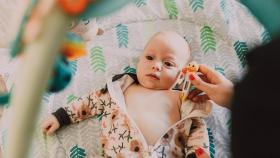 Una madre toma la temperatura de su bebé / PEXELS
