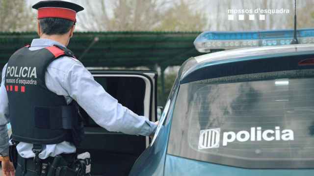 Un agente de los Mossos, junto a un vehículo policial en una imagen de archivo en Amposta / MOSSOS D'ESQUADRA