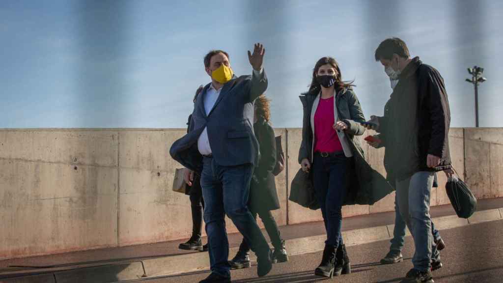 El líder de ERC y exvicepresidente del Govern, Oriol Junqueras, saluda a su salida de la cárcel de Lledoners / DAVID ZORRAKINO - EUROPA PRESS