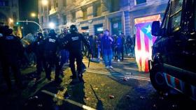 Agentes antidisturbios de Mossos d'Esquadra durante las protestas tras la sentencia del 1-O / EFE