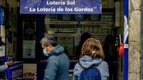 Cola en una administración de lotería para comprar décimos del sorteo de Navidad / EUROPAPRESS