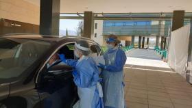 Sanitarias realizan una prueba PCR para detectar contagios de Covid / EP