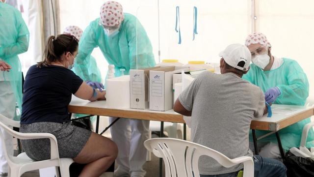 Personal sanitario realiza pruebas de coronavirus a dos personas / EP