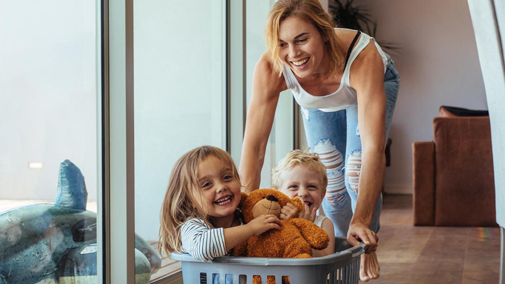 Una madre juega con sus hijos durante la cuarentena / PIXABAY