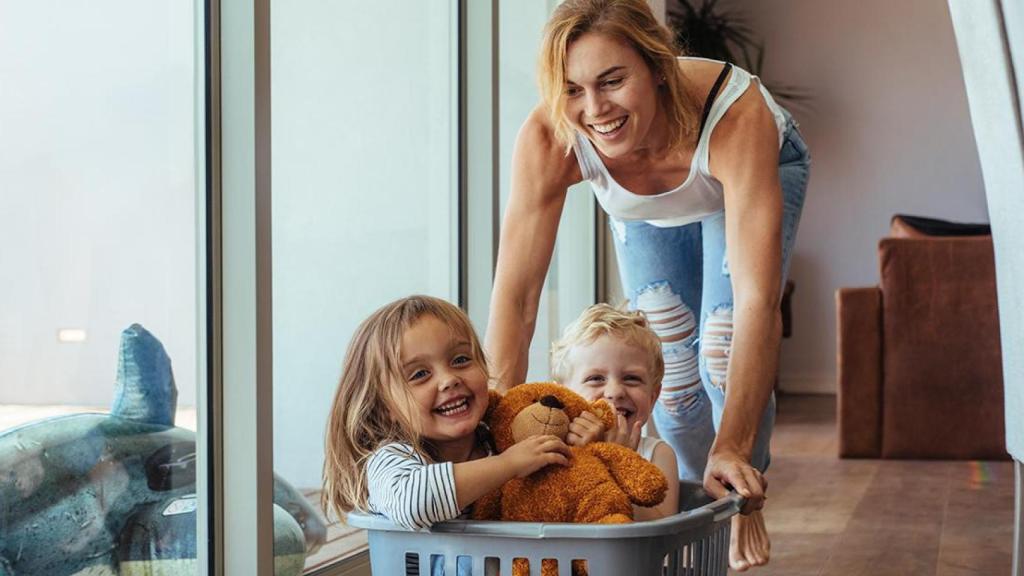 Una madre juega con sus hijos durante la cuarentena / PIXABAY