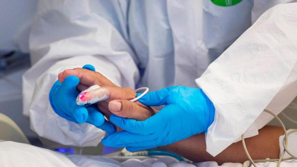 Imagen de la unidad de críticos de un hospital durante la pandemia en España / EFE