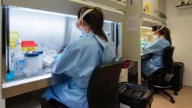 Una investigadora realiza pruebas sobre el coronavirus / HOSPITAL CLÍNIC