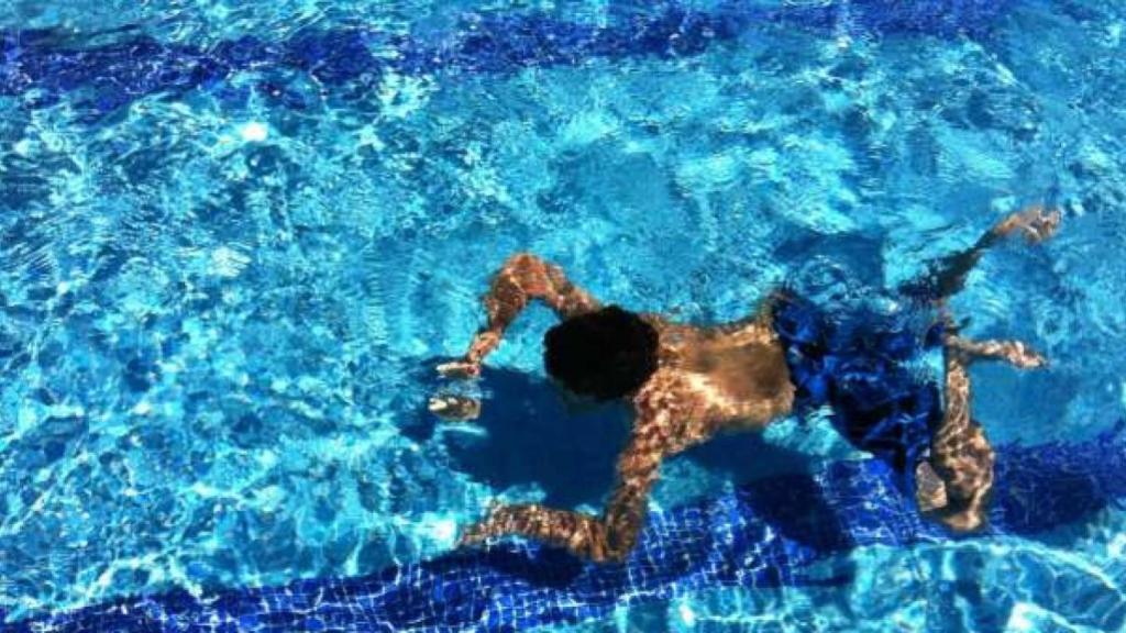 Un menor haciendo natación en una piscina / EP