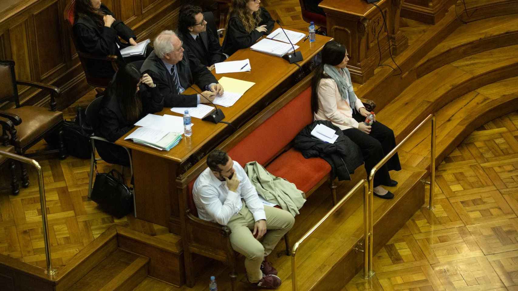Albert López y Rosa Peral en el banquillo durante la primera sesión del juicio / EP